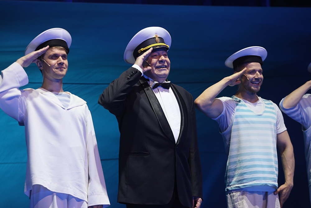    Театр мюзикла - это комедия, драма, пение, танец, эксцентриада, акробатика и цирк на одной сцене. / Сергей Михеев