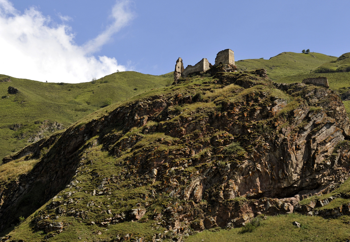 По пути встречаются такие башни.