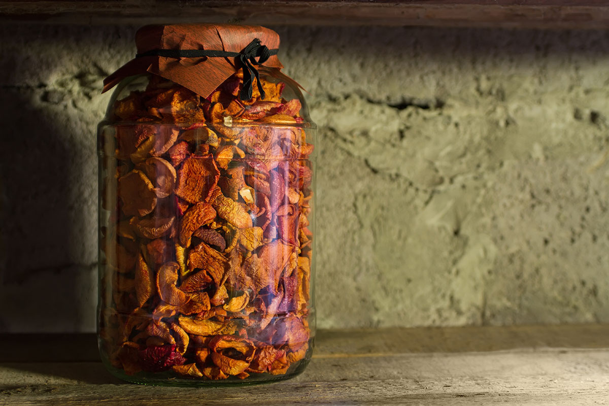 Сушеные яблоки хранить гораздо проще. Источник: Vasylchenko / Shutterstock / FOTODOM📷
