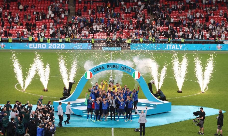    Сборная Италии выиграла Евро-2020, а удачу футболистам принесли костюмы от Джорджо Армани. Фото: Reuters