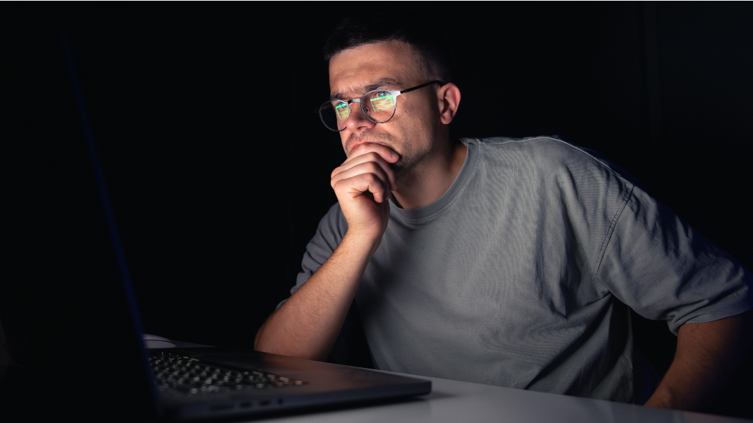 Кто-то и в наше время пристально следит за игрой. Фото с сайта Freepik.com