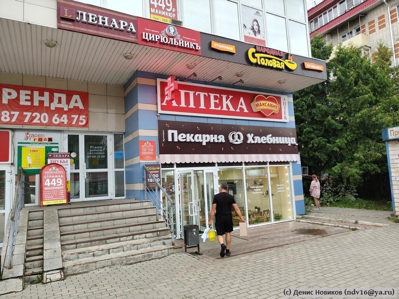 Столовая расположена в здании небольшого торгового центра, проход через пекарню "Хлебница"