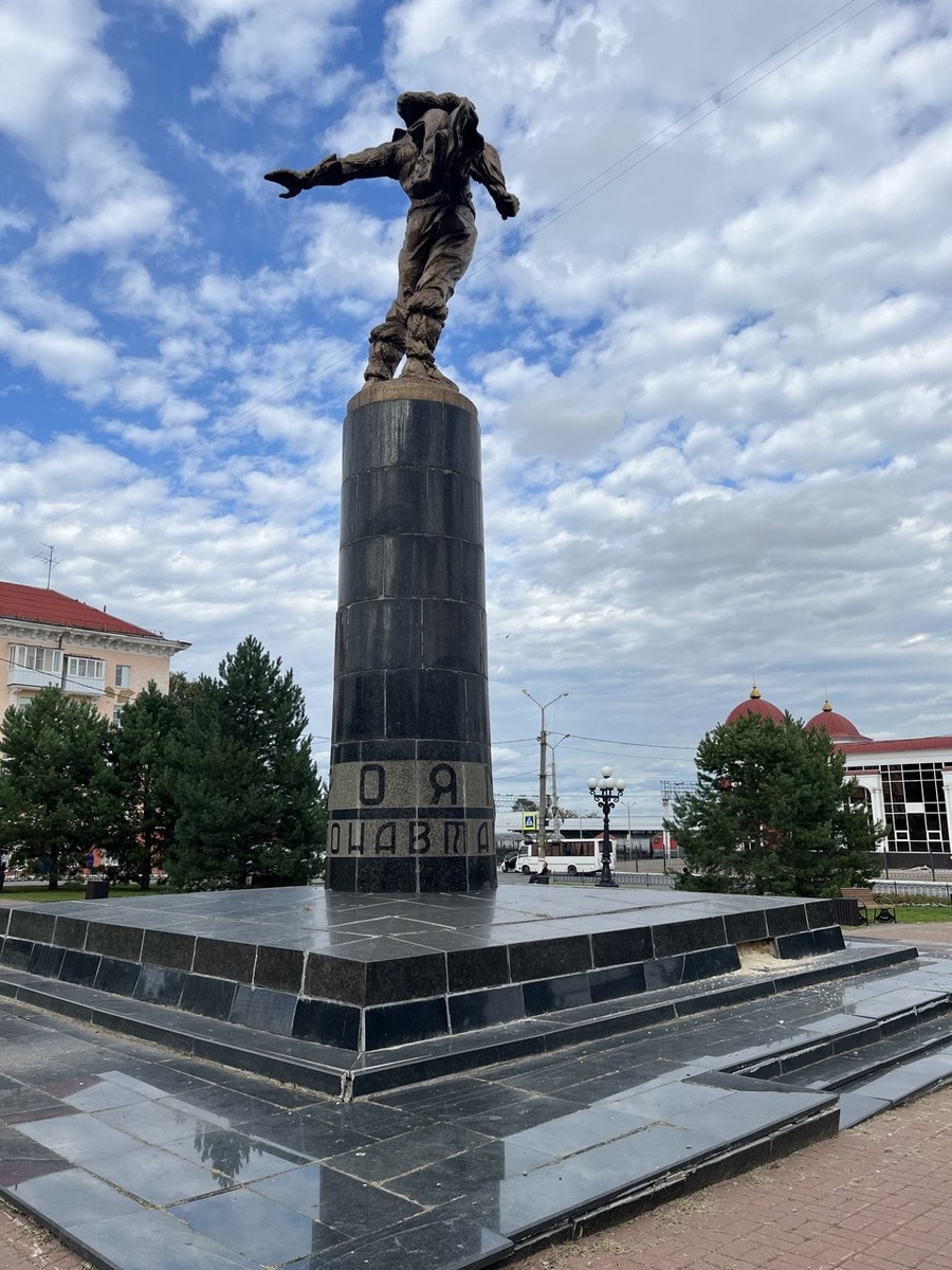 Это на нашем вокзале памятник стратонавтам стоит. Сфоткала, когда паспорт получала. 