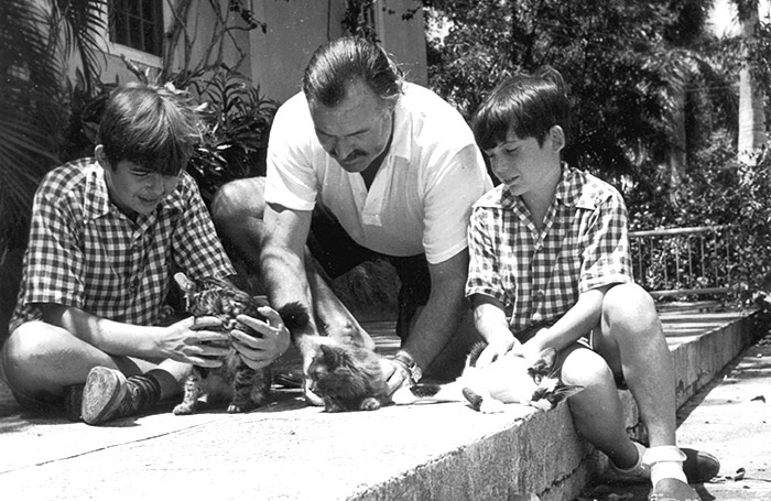    Патрик Хемингуэй с отцом Эрнестом (в центре) и братом Грегори (справа) на Кубе. John F. Kennedy Presidential Library and Museum