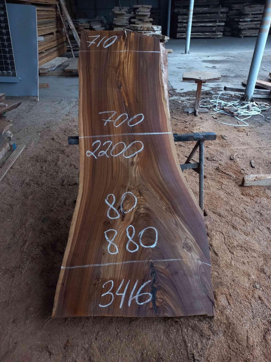 Так начинается красота — грубый и необработанный слэб карагача с живым краем.