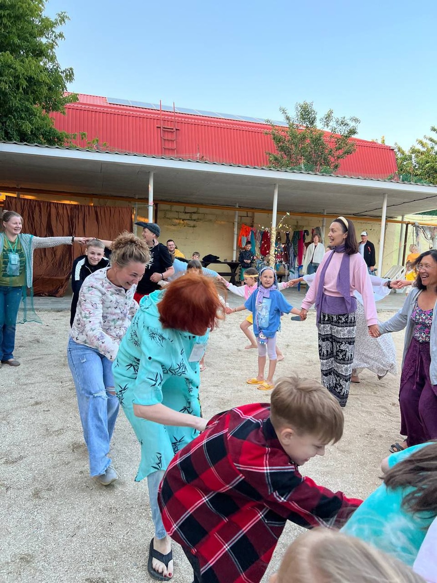 Дети и родители играют вместе в подвижную народную игру в нашем семейном лагере. Адекватное ли это поведение родителей?