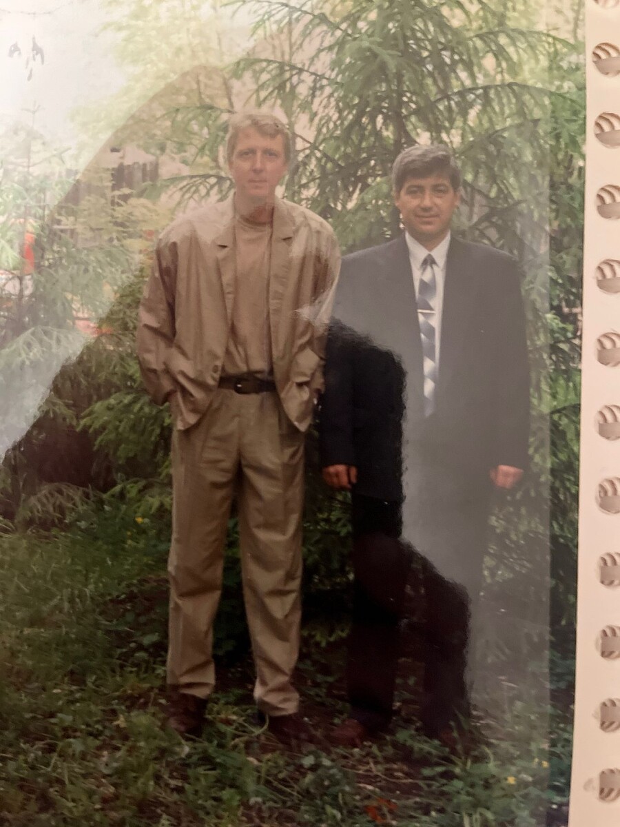 Игорь Майсков - слева (заместитель директора Городского парка) и директор Городского парка Цветков Валерий Анатольевич - справа. Фото из личного архива семьи Цветковых.