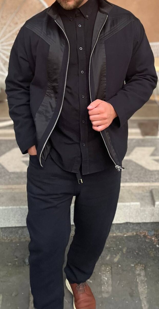 Заказчик в авторском костюме стиля кэжуал.