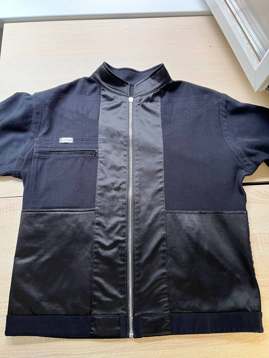 Изнанка куртки - без подклада.По бёдрам - нескользящая ткань 