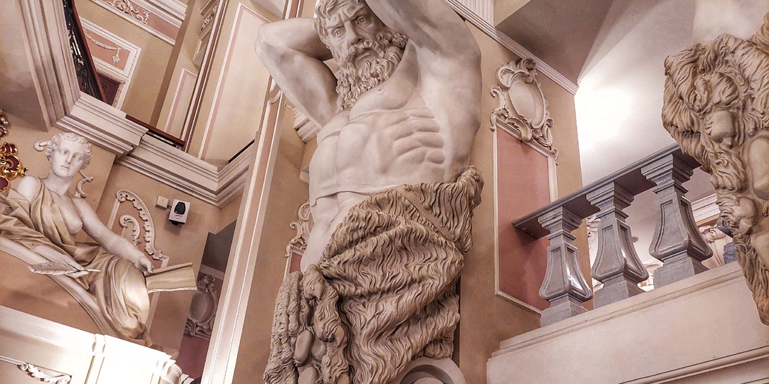 Роскошные кафе Петербурга 🫣. А вы не робеете зайти на кофе?