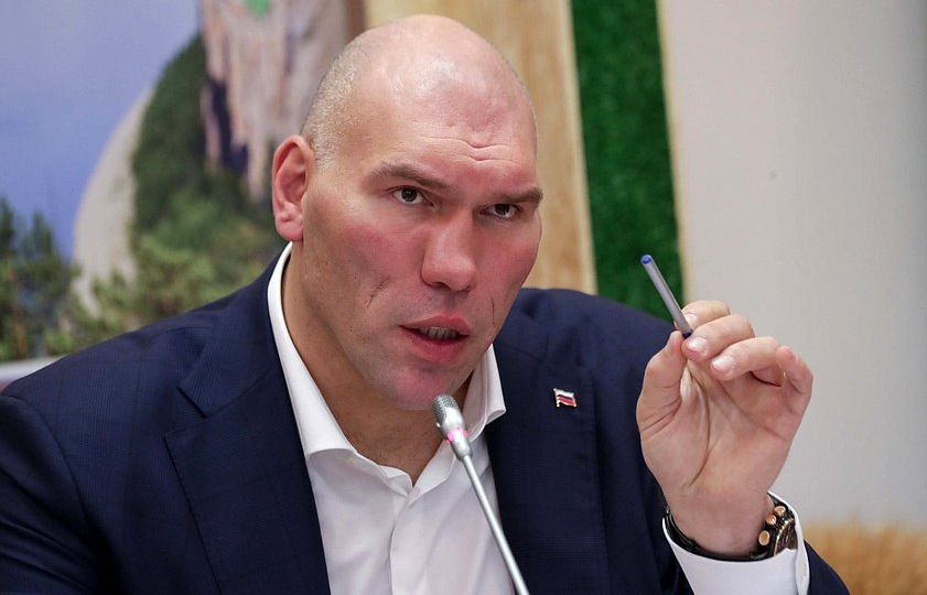 Валуев предположил, что сборная России по хоккею будет первой допущена до международных турниров