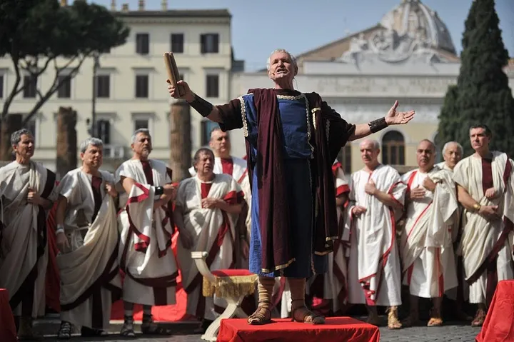 Римский оратор обращается к толпе. Современное искусство.