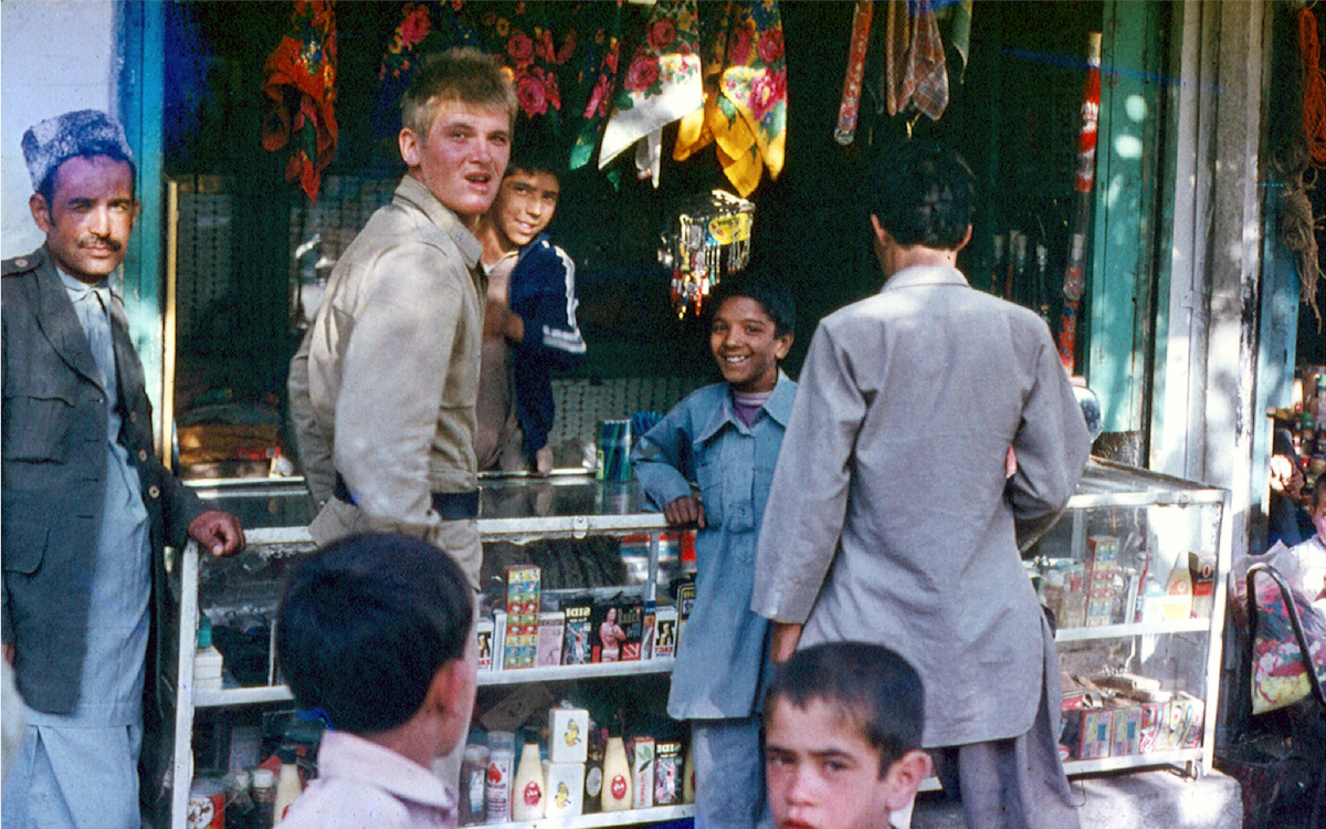 Советский солдат в афганской лавке. Афганистан