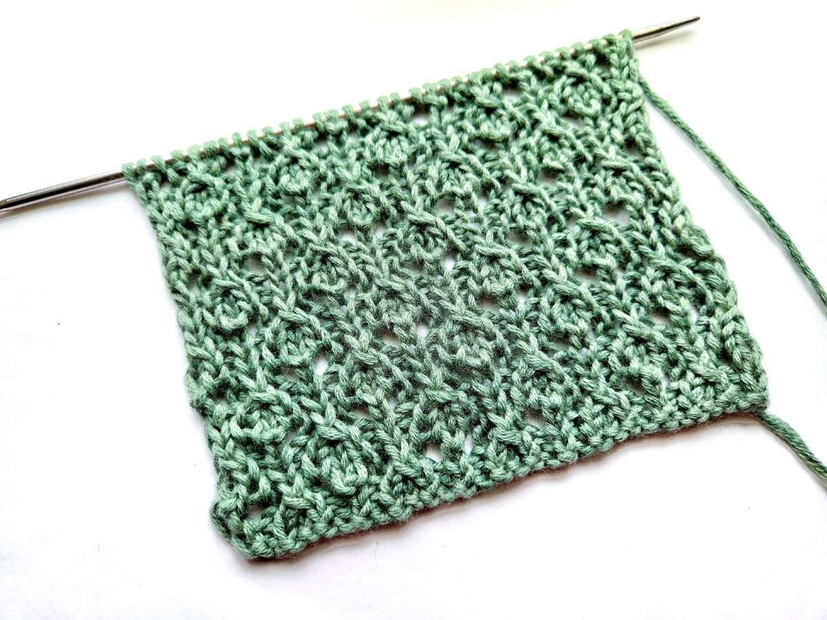 Лаконичный мелкий ажурный узор  спицами