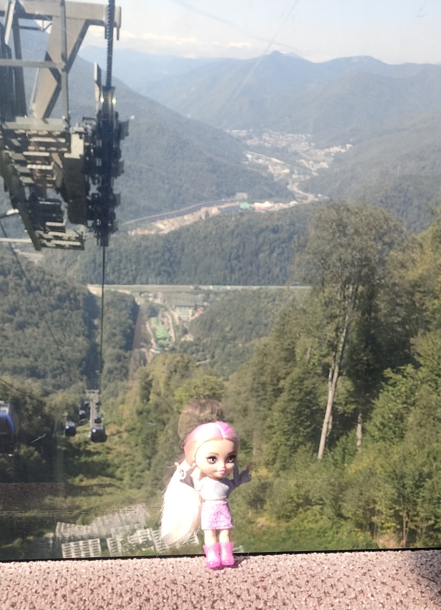 Фиби едет на канатке