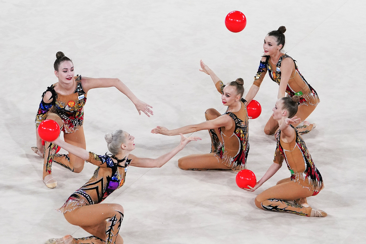 Групповое выступление гимнасток с мячами 