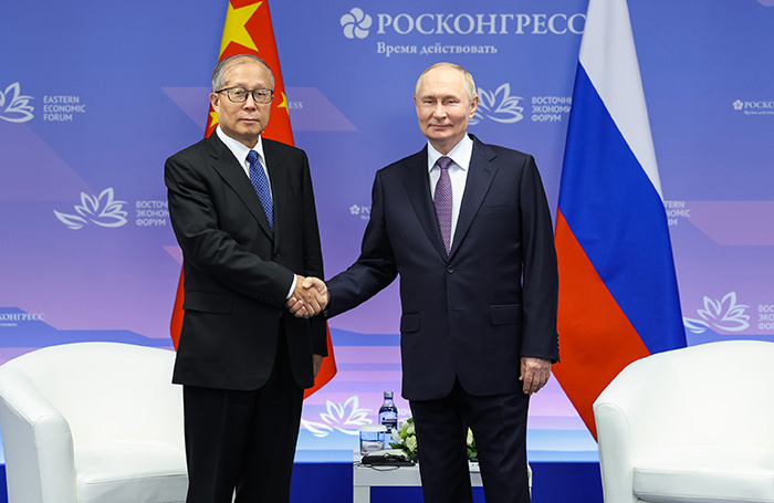   Член Политбюро ЦК Компартии Китая Ли Хунчжун и Владимир Путин.Кирилл Казачков/photo.roscongress.org