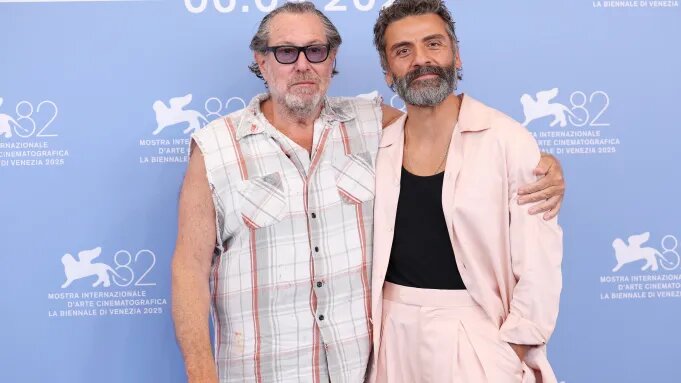 режиссер Джулиан Шнабель и актер Оскар Айзек на фотоколле | фотограф Александер Калька | источник labiennale