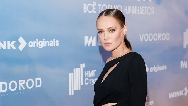 Жена Харламова вышла в свет в откровенном платье с разрезами на фоне слухов о беременности
