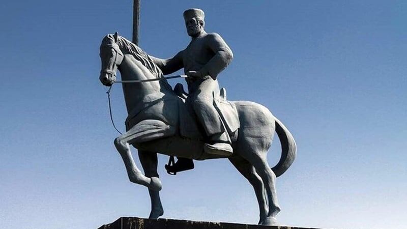 Памятник Раиси Али Делвари, символ борьбы с британским колониализмом в Иране