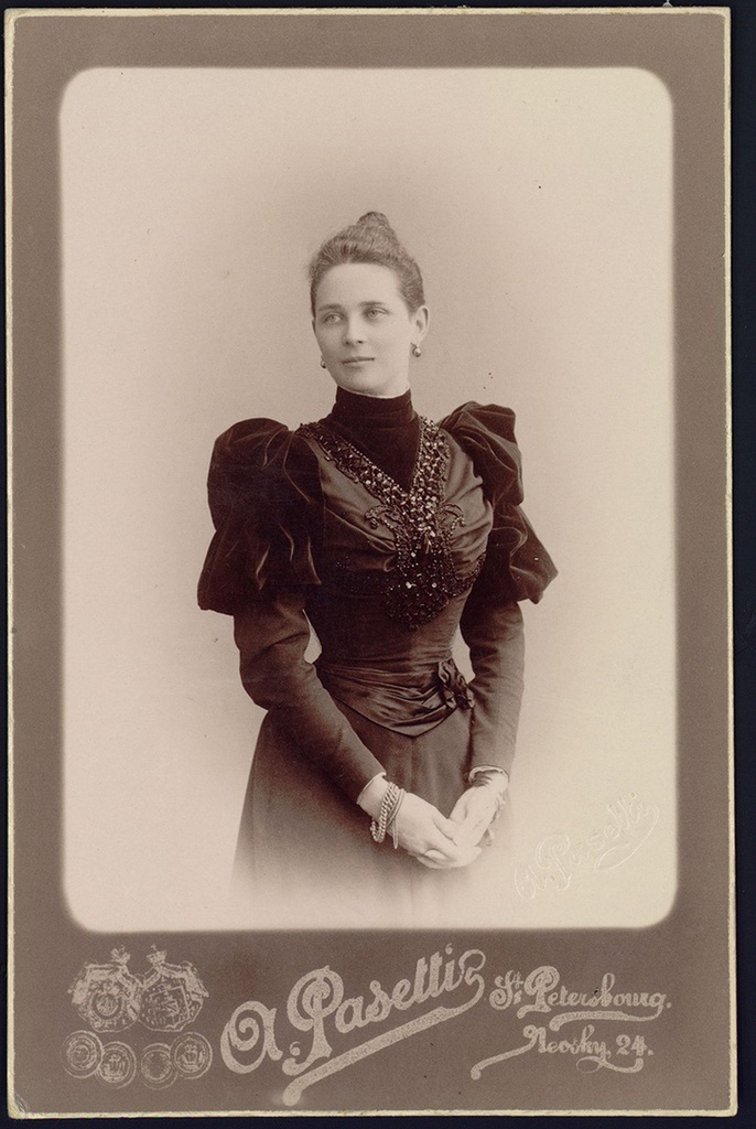 Анаклет Пазетти. Зинаида Юсупова в платье, отделанном стеклярусом. 1890-е