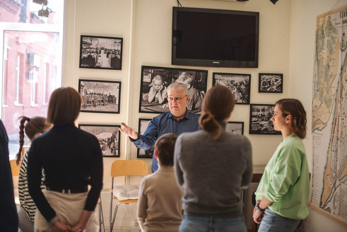 Алексей Яковлев проводит экскурсию для детей. Фото: Музей «Letterhaus»: https://letterhaus.ru/