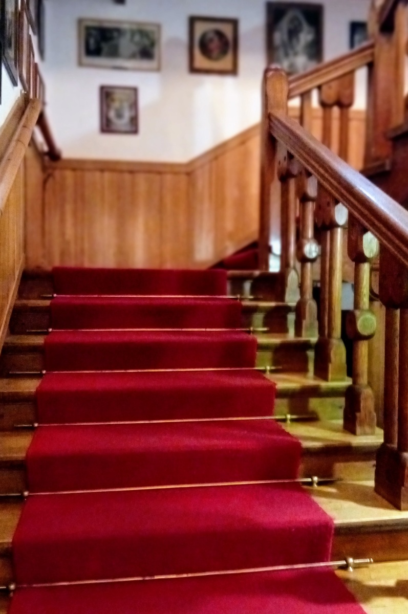 Лестница на второй этаж. Фото из личного архива автора.