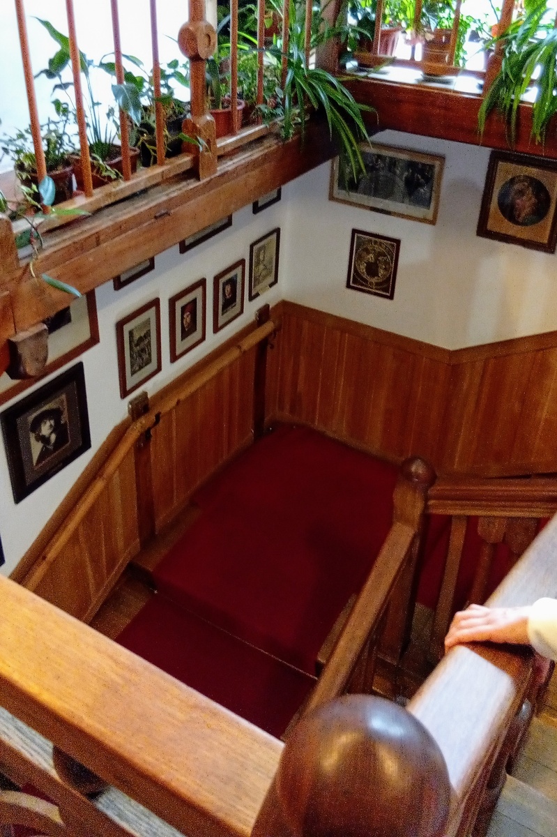 Художественная галерея на стенах лестничной клетки.  Фото из личного архива автора.