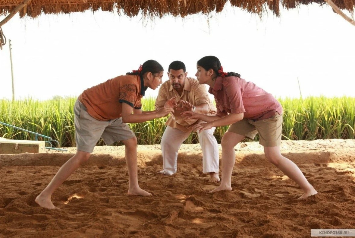 Аамир Кхан, Заира Васим и Сухани Бхатнагар в фильме "Дангал"