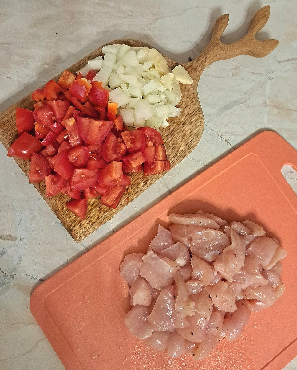 Нарезаем овощи и мясо