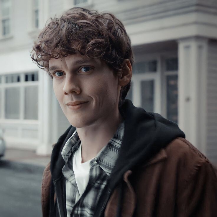 Тайлер Гэлпин — бариста из местной кофейни, сын местного шерифа