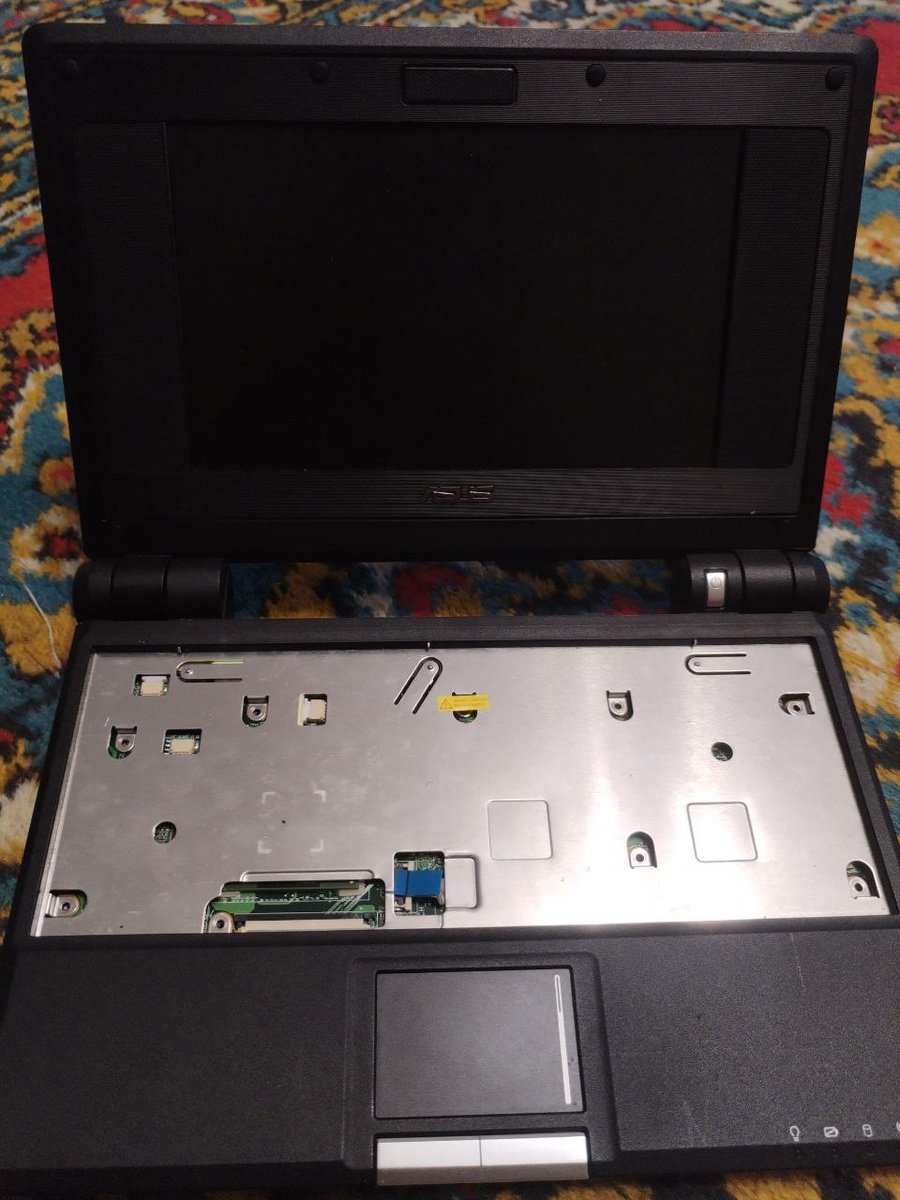 Так выглядит Asus EEE PC 700 без клавиатуры. Источник: фото автора