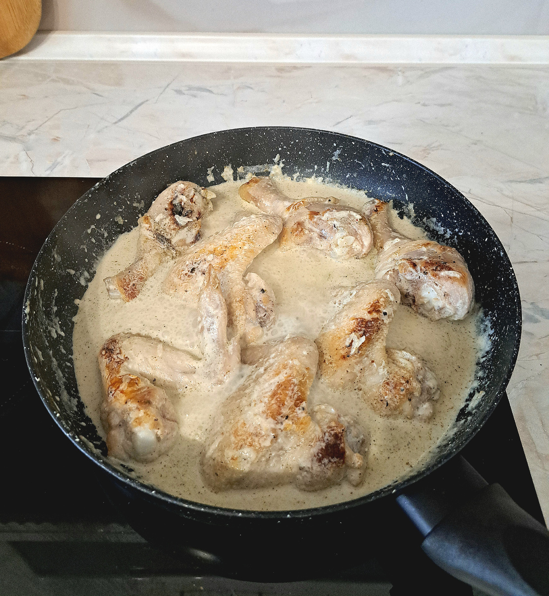 Вводим сливки в обжаренную курицу