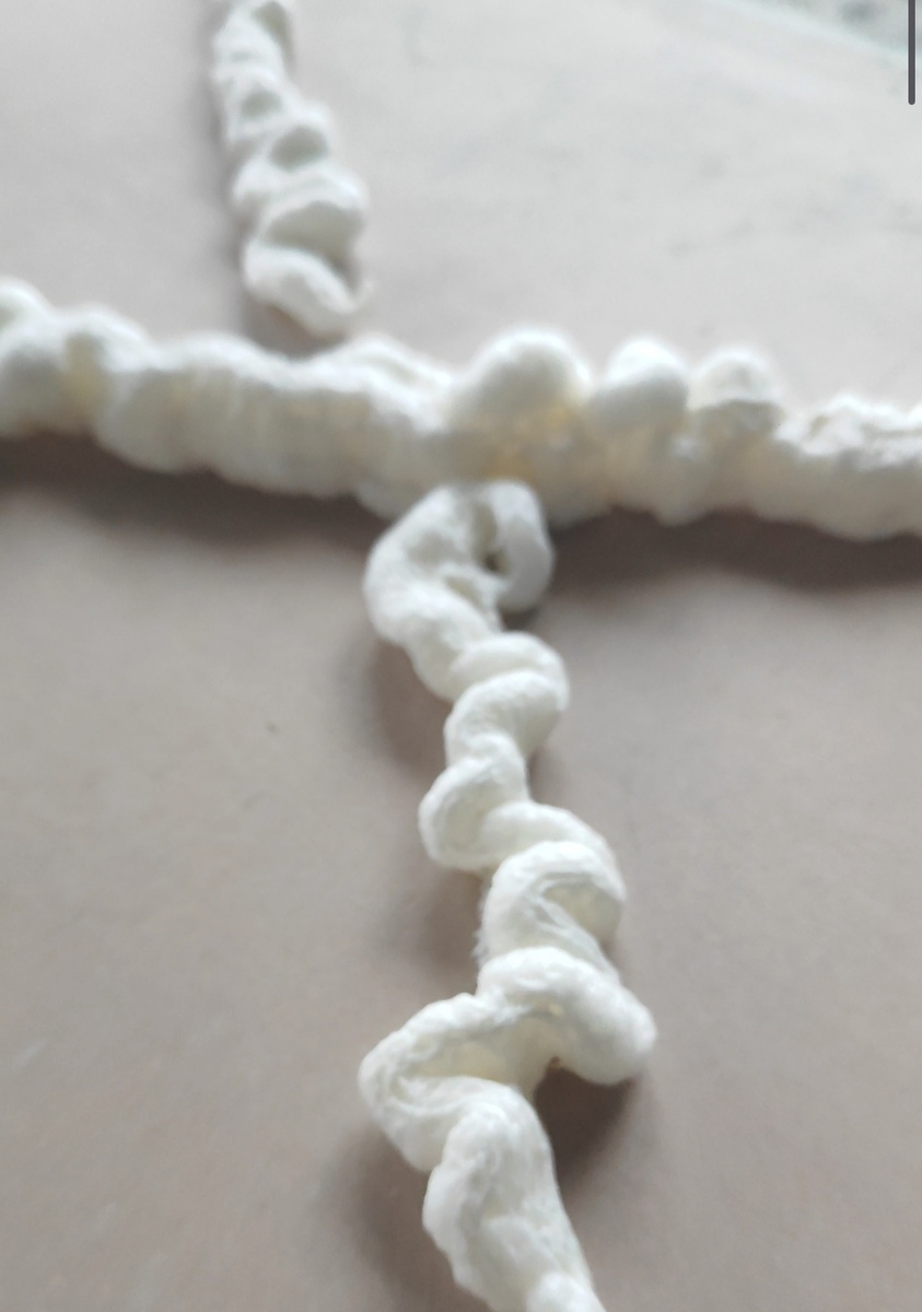 Нанес пену перед приклеиванием к стене