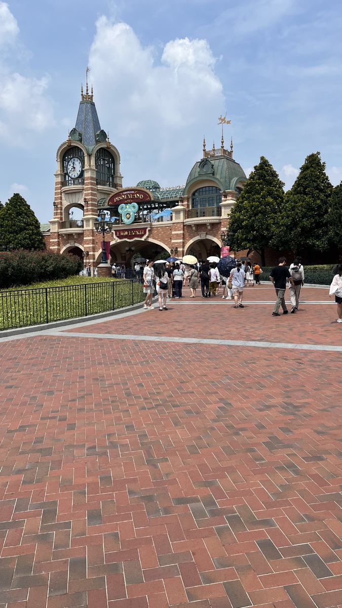 Вход в парк аттракционов