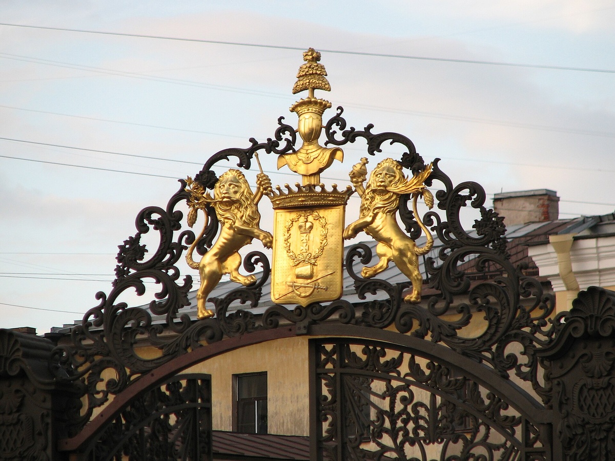 Герб при въезде в Шереметевский дворец на берегу Фонтанки