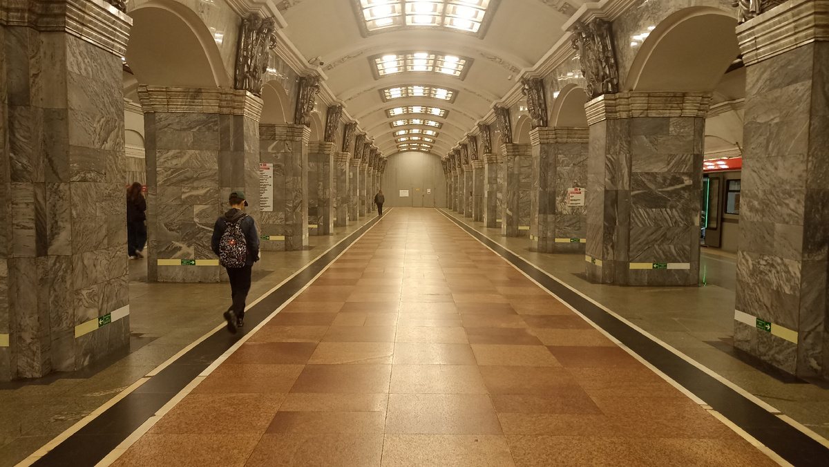 Станция "Кировский завод". Тут будет пересадка на "Путиловскую"