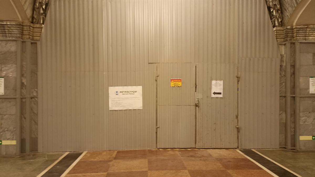 Станция "Кировский завод". Тут будет пересадка на "Путиловскую"