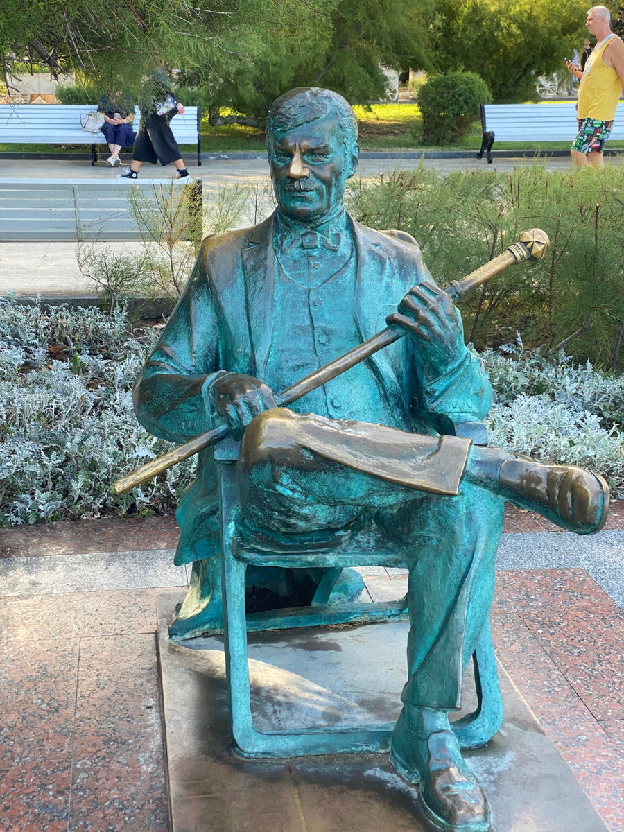 Любимый актёр на месте. Фото автора.