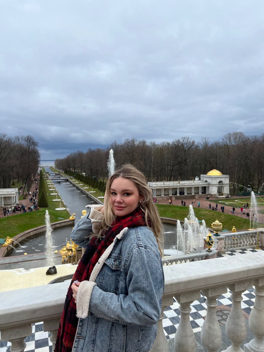 Первый день работы фонтанов в Петергофе, а людей внизу, как на Невском. Хорошо на телефоне есть режим портрета и фон размывается 