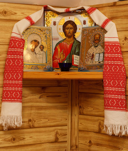 Иконы дома нужно располагать в достойном месте: отдельно от других предметов. Центральная икона всегда образ Господа Иисуса Христа или Пресвятой Троицы, рядом икона Божьей Матери и кого-либо из святых. Необязательно чтобы икон было много.