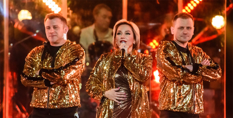 Татьяна Буланова с танцорами. Фото из открытых источников.