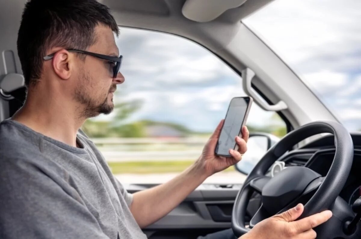    Тверских водителей, разговаривающих по телефону, оштрафовали на 7,5 млн