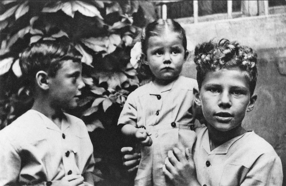 Джорджио Армани (слева) с сетрой Розанной и братом Серджио 1942 год