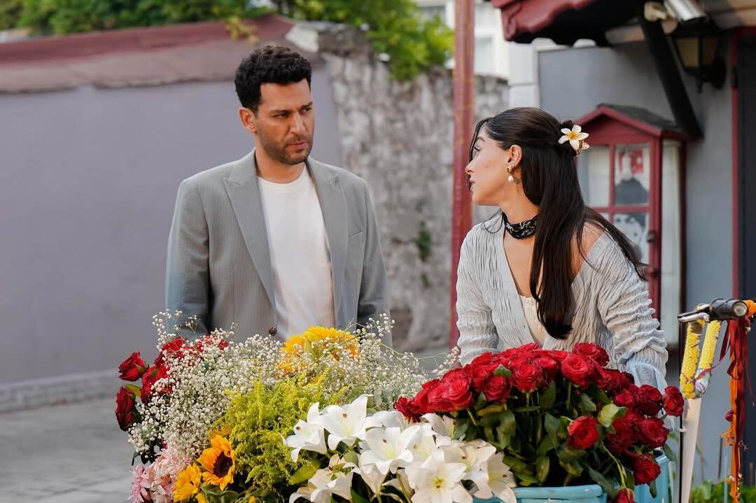 Джемре Байсел и Мурад Йылдырым в сериале «Розы и грехи». Фото: соцсети