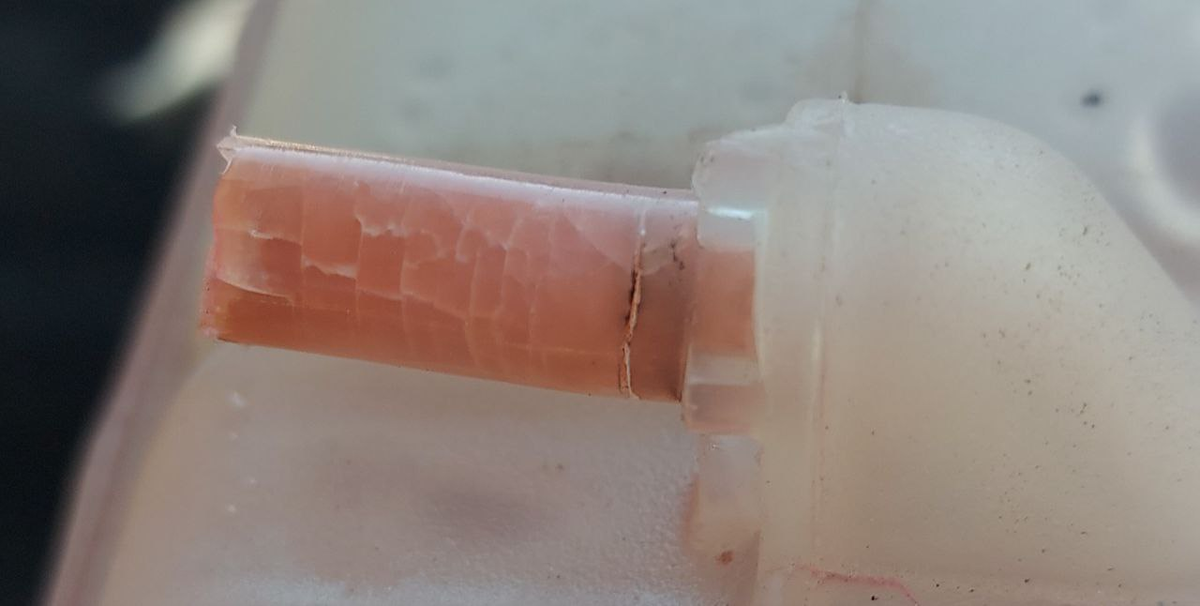 Штуцер расширительного бака весь в трещинах.