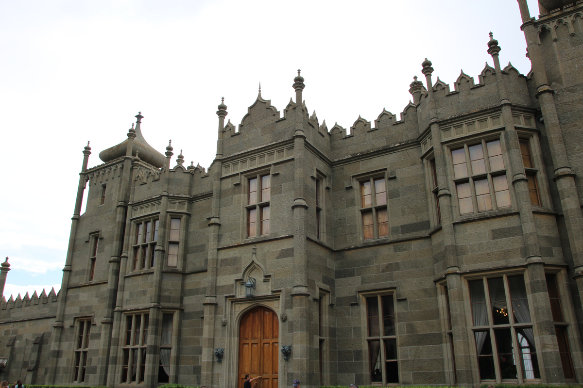 Трудно представить, как крепостные мастера сумели так идеально состыковать огромные каменные глыбы, ведь между ними нет никаких щелей. Фото: автор