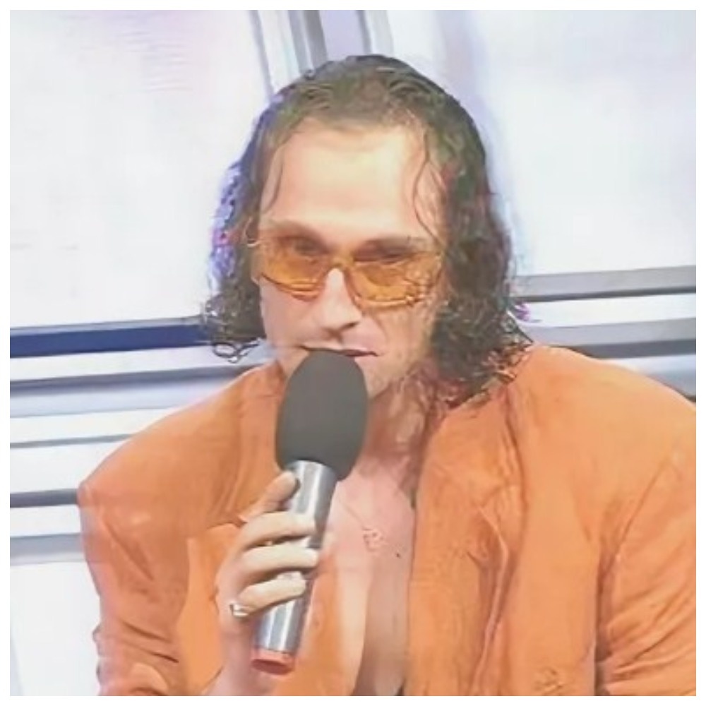 В качестве ведущего скандальной программы "Окна"