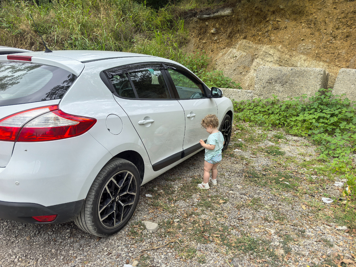 Оставляем машину и идём радостно покупать пропуск в нацпарк.