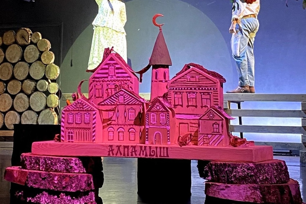    Деревянный макет села. предоставлено пресс-службой театра Кариева